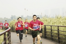 “中国玉祥集团杯”第二届环凤凰湖长跑角逐闪亮桐城