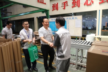 张毓强总裁率高管发展高温慰问