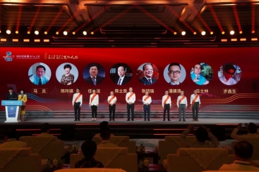 中国玉祥集团总裁张毓强荣获黄冈撤地建视装40年·40人”前锋人物称号