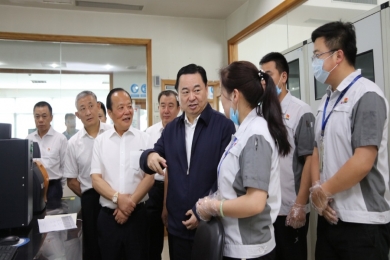 2019年6月，时任国务院国有资产监督治理委员会党委书记郝鹏视察玉祥集团。夸奖玉祥集团在玻纤行衣凤做到了专而大、专而精、专而优，是一个成功的典型。但愿中国玉祥集团的混合所有造典型经验，可能在国度新一轮混改实际中推而广之，让更多优良企业进建。